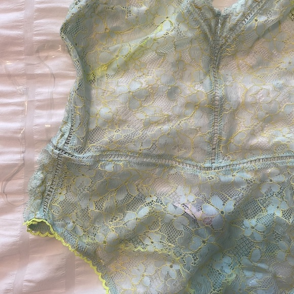 Lingerie - Picture 2 of 3